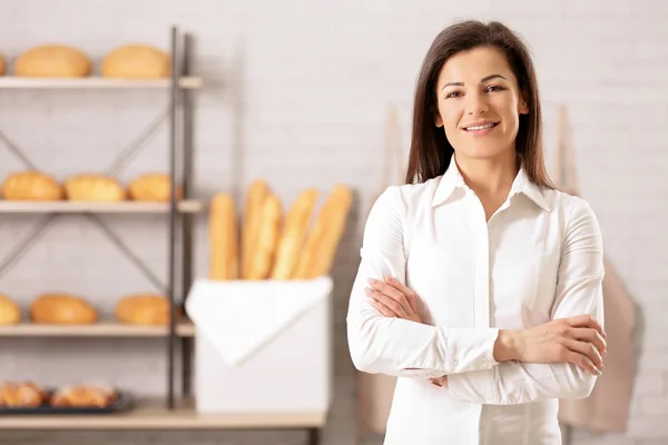 Retrato de uma jovem na padaria. Proprietário das pequenas empresas — Fotografia de Stock
