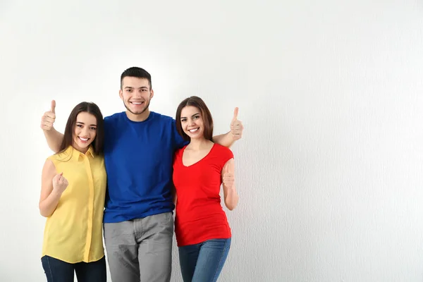 Jóvenes posando juntos —  Fotos de Stock