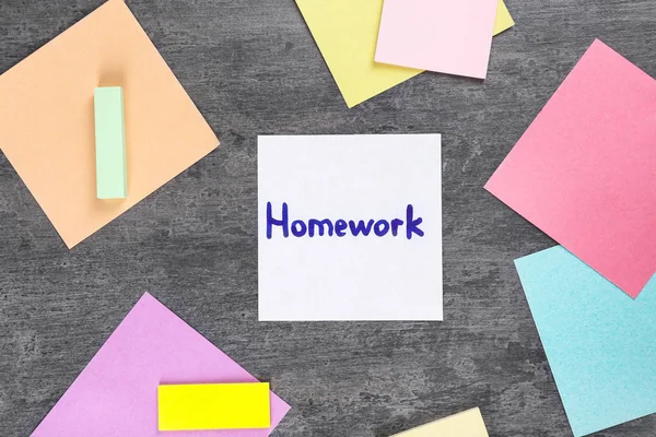 Nota com a palavra "Homework" na tabela, vista superior — Fotografia de Stock