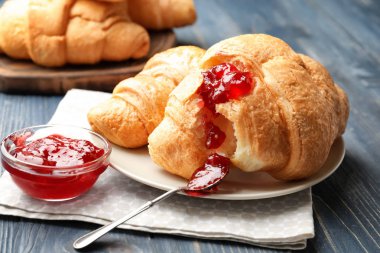 Masada reçelli lezzetli ay çöreği