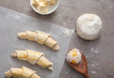 Ham kruvasan ve malzemeler  