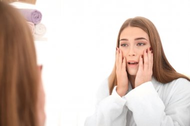 kadın kirpik dökülmesi sorunu ile