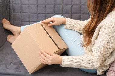 Parsel kutusu kapalı olan kadın