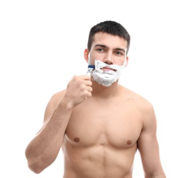 Yakışıklı genç adam tıraş oluyor.