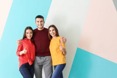 Gençler birlikte poz