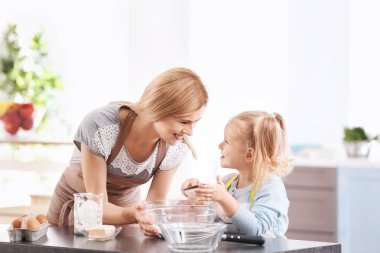 Anne ve kızı kapalı hamur hazırlama