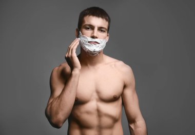 Genç adam traş köpüğü uygulama