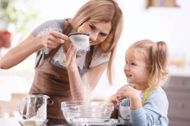 Anne ve kızı kapalı hamur hazırlama