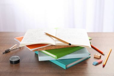 Tablo üzerinde ödev yığını