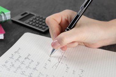 Kadın egzersiz kitap, closeup ödev