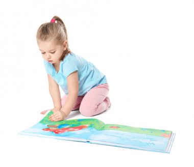 Sevimli küçük kız beyaz arka plan üzerinde kitap okuma