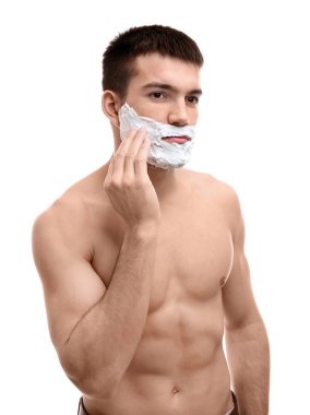 Genç adam traş köpüğü uygulama