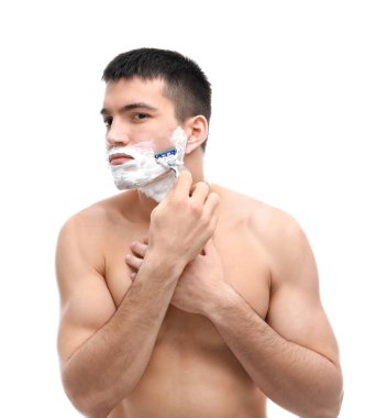 Yakışıklı genç adam tıraş oluyor.