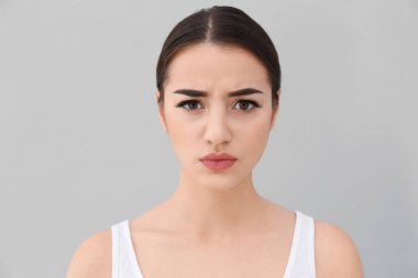 Genç kadın çatık kaşları