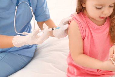 Küçük çocuk kliniğinde telkih doktor