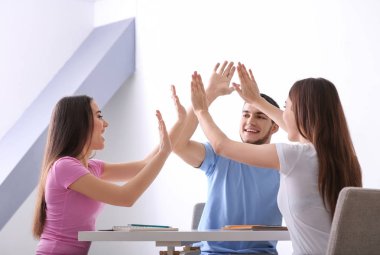 Veren yüksek beş birbirlerine kapalı gençler. Birlik kavramı