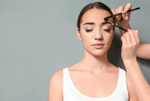 Kvinnan som genomgår ögonbryn korrigeringsförfarandet — Stockfoto