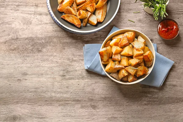 Tigela com saborosas fatias de batata na mesa — Fotografia de Stock