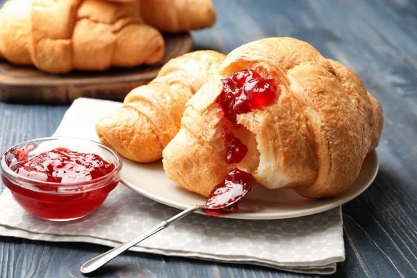 Deliciosos croissants con mermelada en la mesa —  Fotos de Stock