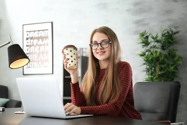 Belle femme travaillant sur ordinateur portable — Photo