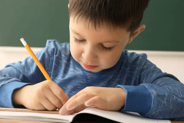 Malý chlapec dělá domácí úkoly — Stock fotografie