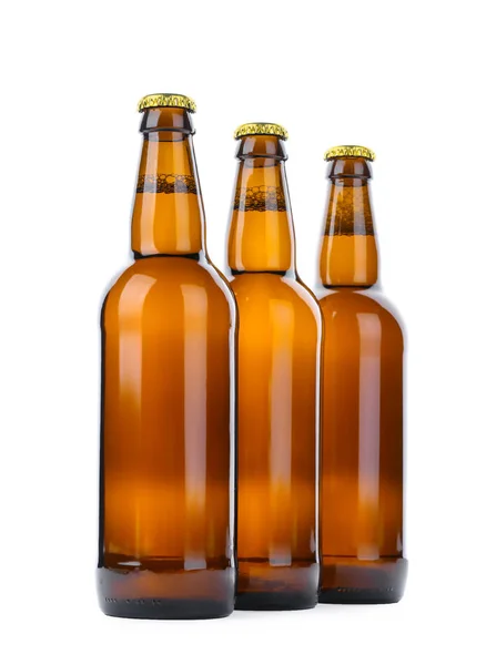 Bottiglie di vetro di birra isolate su bianco — Foto Stock