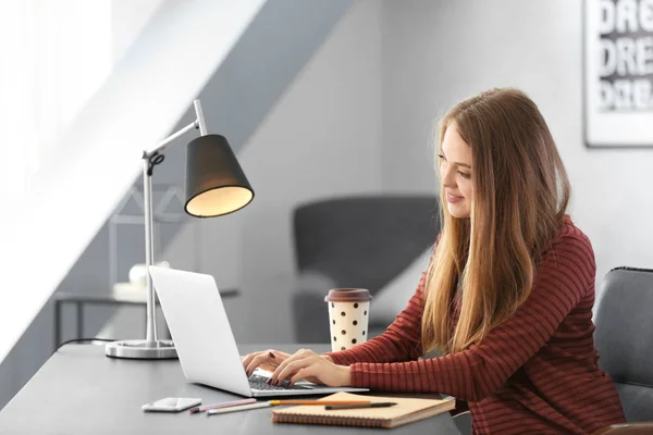 Schöne junge Frau arbeitet im Homeoffice — Stockfoto