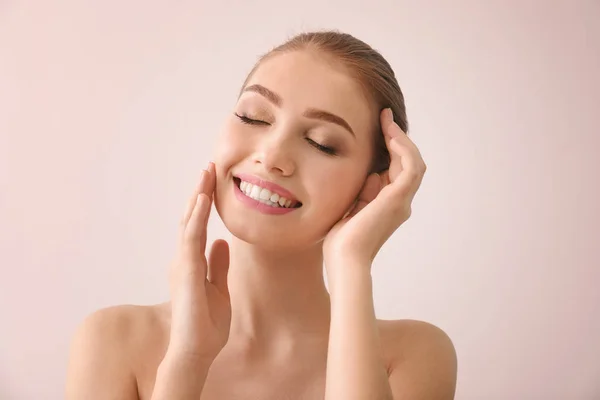 Portrait of beautiful young woman — Stock Photo, Image