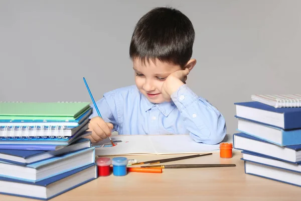 Kleine jongen doet huiswerk — Stockfoto