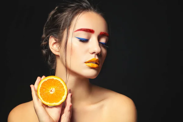 Kvinna med färgat ögonbrynen och orange — Stockfoto