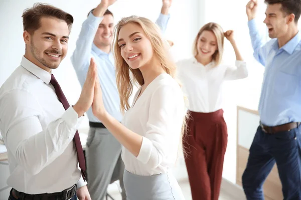 Jóvenes celebrando el éxito — Foto de Stock