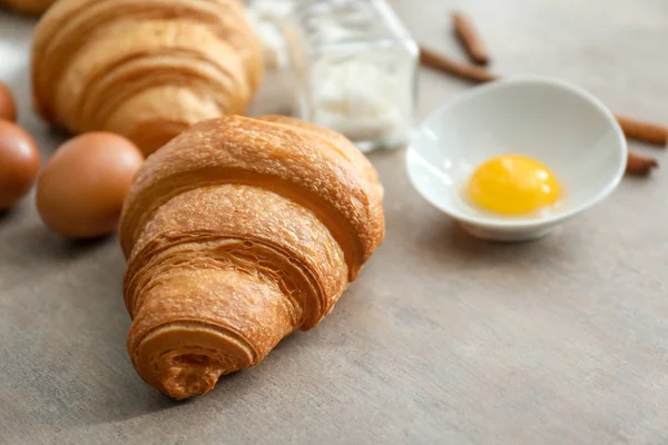 Ízletes croissant-tábla — Stock Fotó