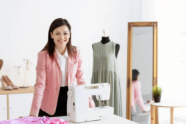 Retrato de uma jovem mulher no atelier. Proprietário das pequenas empresas — Fotografia de Stock