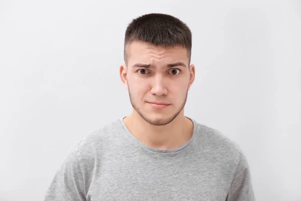 Joven emocional con cejas teñidas sobre fondo claro —  Fotos de Stock