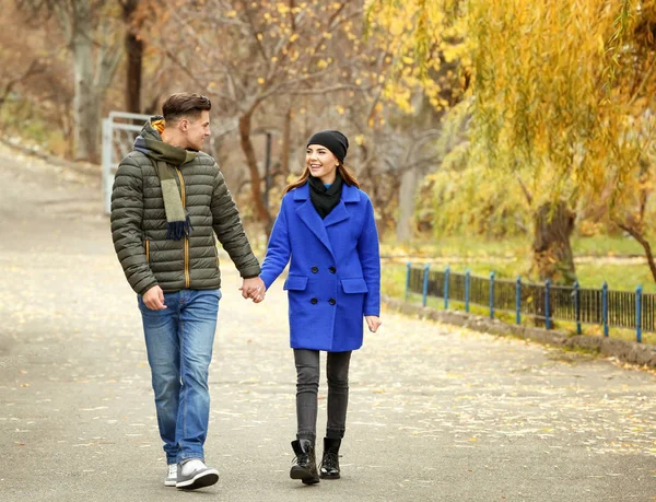 Beau couple marchant dans le parc — Photo