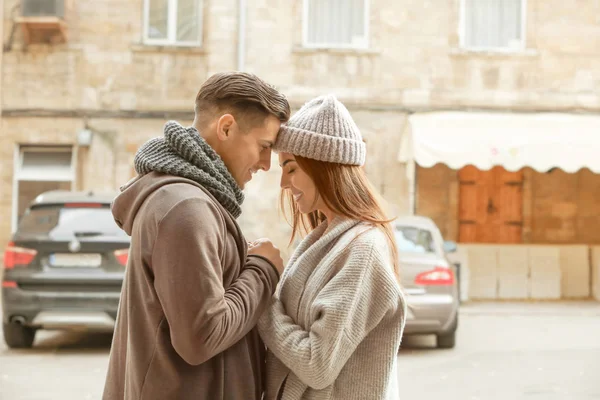 Mooie paar in warme kleding — Stockfoto