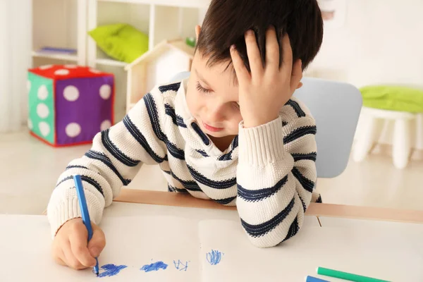 Malý chlapec dělá domácí úkoly — Stock fotografie