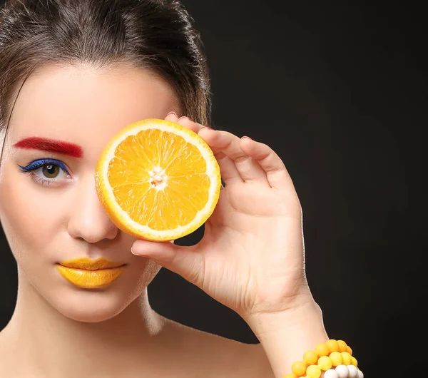 Frau mit gefärbten Augenbrauen und Orange — Stockfoto