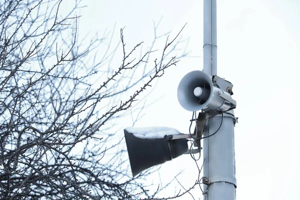 Megáfonos en poste al aire libre — Foto de Stock