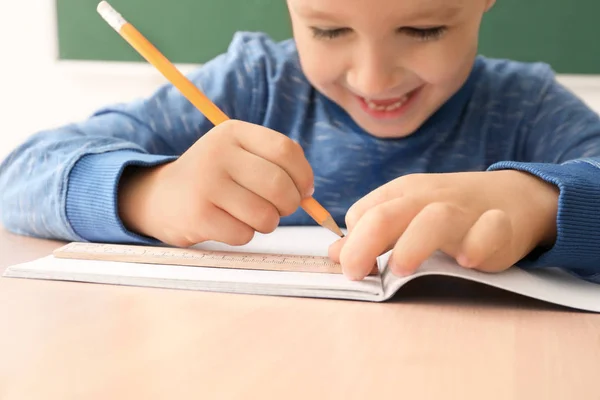 Petit garçon faisant ses devoirs — Photo