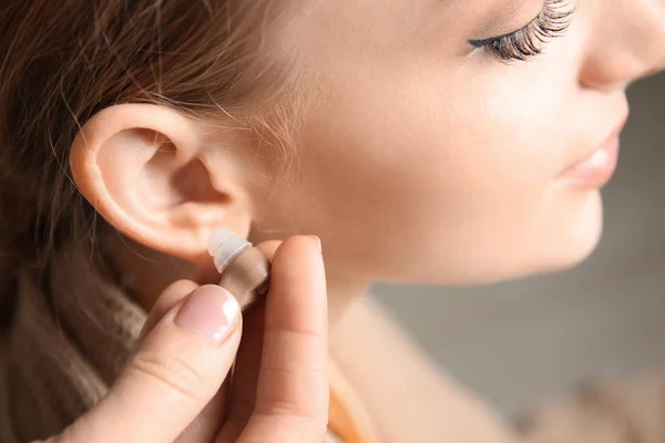 医生把助听器在妇女的耳朵, 特写 — 图库照片