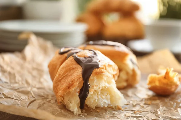 Heerlijke croissant met chocolade — Stockfoto