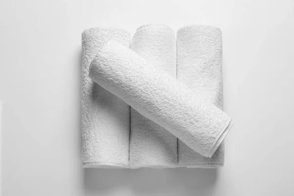 Válcované čisté ručníky a osušky — Stock fotografie