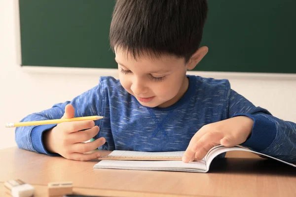 Pequeño chico haciendo la tarea — Foto de Stock