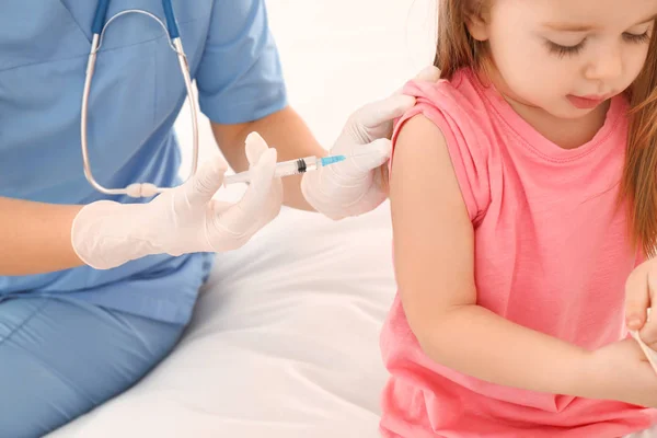 Médico vacunando a un niño pequeño en la clínica —  Fotos de Stock