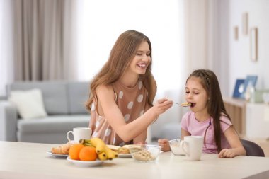 Anne ile kızı mutfakta Kahvaltı