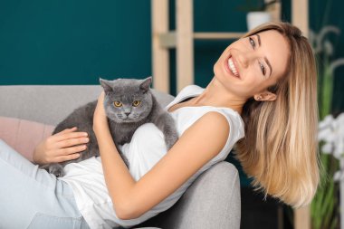 Sevimli evcil hayvan kedi evde olan kadın