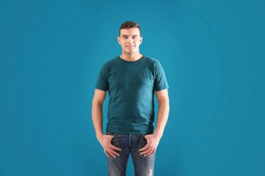 Şık t-shirt renk arka plan üzerinde genç adam. Mockup tasarım için