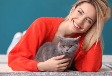 Katta şirin evde beslenen hayvan kedi olan kadın