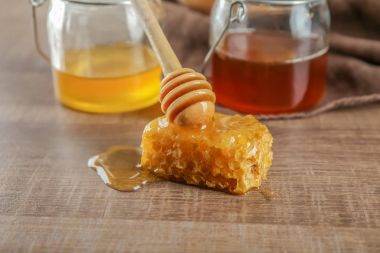 Ahşap masa, closeup üzerinde kepçe ile petek